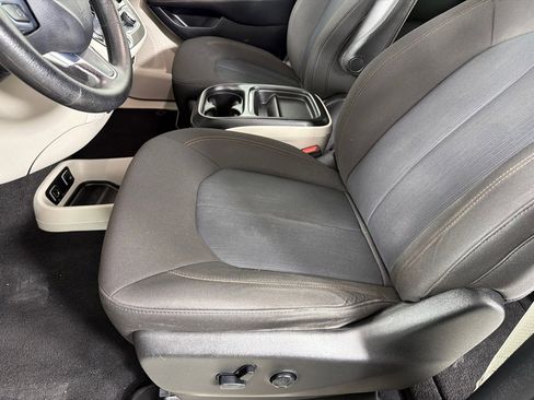 Used 2020 Chrysler Pacifica Touring FWD image 11