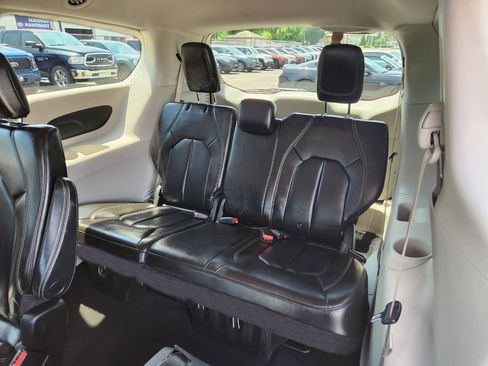 Used 2020 Chrysler Voyager Lxi image 14
