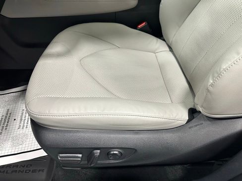 Used 2025 Toyota Grand Highlander Limited image 14