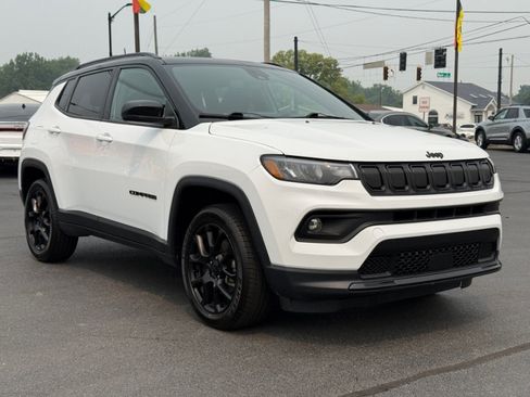 Used 2022 Jeep Compass Latitude w/ Sun and Sound Group AWD/4WD image 2