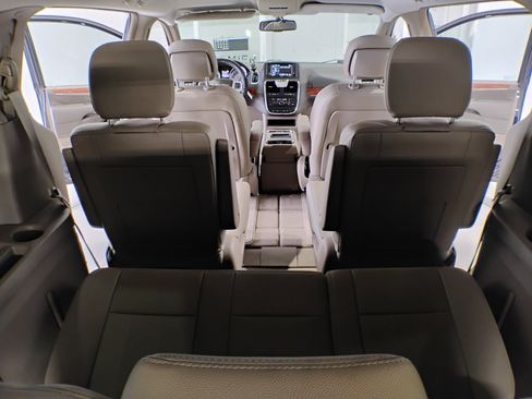 Used 2016 Chrysler Town & Country Touring image 42
