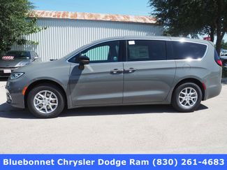 New 2025 Chrysler Pacifica Select image 1
