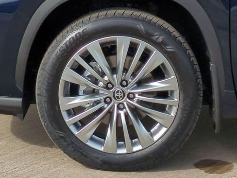 New 2026 Toyota Highlander Platinum image 10