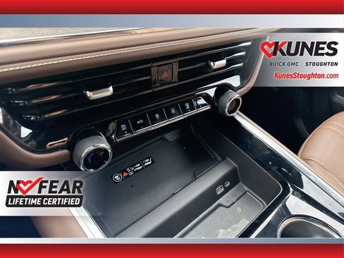 Used 2025 Chevrolet Suburban High Country AWD/4WD image 29