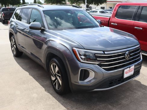 Used 2024 Volkswagen Atlas SE w/ Panoramic Sunroof Package FWD image 2