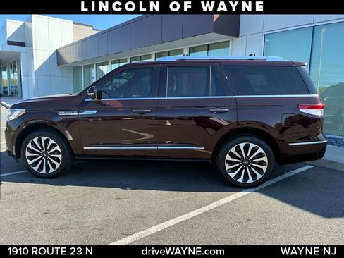 Used 2023 Lincoln Navigator Reserve AWD/4WD image 2