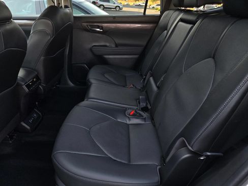 Used 2022 Toyota Highlander Limited AWD/4WD image 10