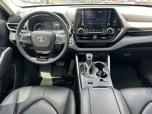Used 2021 Toyota Highlander XLE FWD image 19