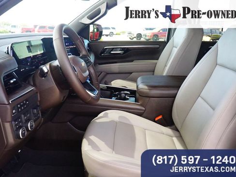 Used 2025 Chevrolet Suburban LT w/ Comfort Package AWD/4WD image 19