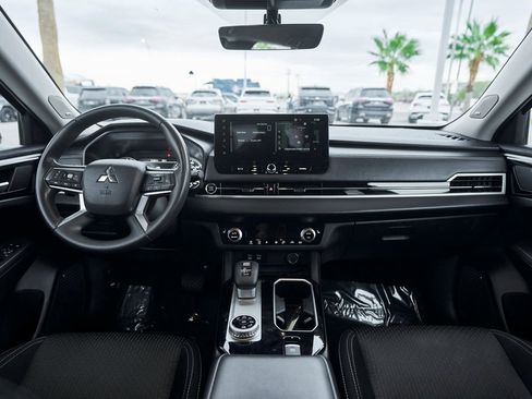 Used 2025 Mitsubishi Outlander ES image 38