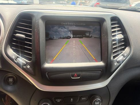 Used 2018 Jeep Cherokee Latitude Plus FWD image 9