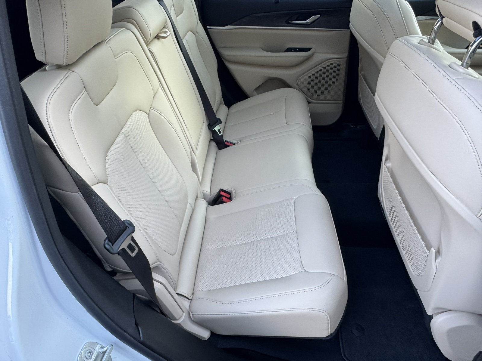 Used 2025 Jeep Grand Cherokee Limited w/ Luxury Tech Group II RWD image 19