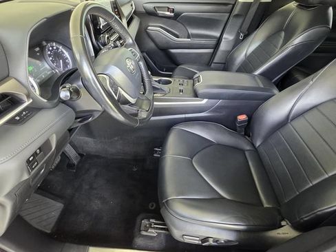 Used 2023 Toyota Highlander XLE FWD image 6