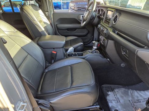 Used 2019 Jeep Wrangler Unlimited Sahara image 15