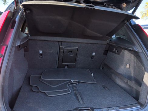 Used 2020 Volvo XC40 T4 R-Design image 34