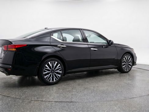 Used 2025 Nissan Altima 2.5 SV FWD image 9