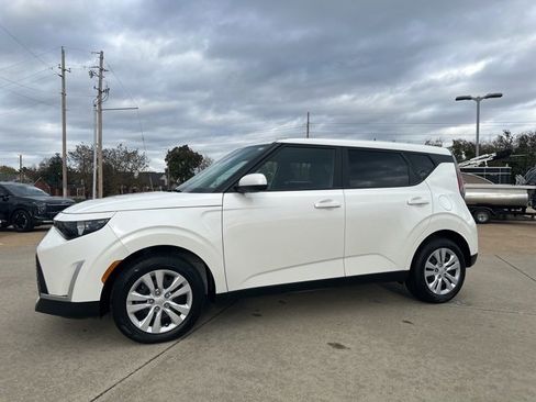 Used 2023 Kia Soul LX image 2