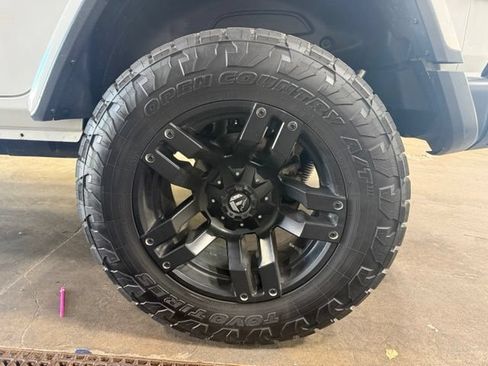 Used 2018 Jeep Wrangler Unlimited Rubicon w/ Dual Top Group AWD/4WD image 28
