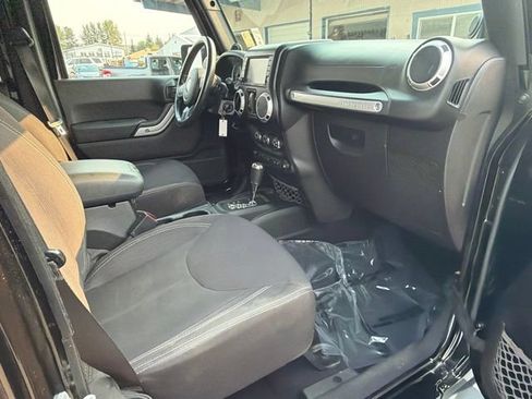 Used 2013 Jeep Wrangler Unlimited Sahara w/ Connectivity Group AWD/4WD image 5