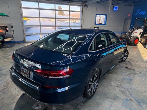 Used 2021 Volkswagen Passat 2.0T SE image 2