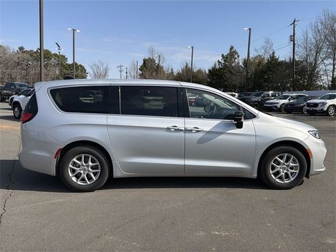 Used 2024 Chrysler Pacifica Touring-L image 6