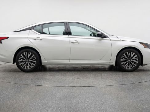 Used 2025 Nissan Altima 2.5 SV FWD image 11