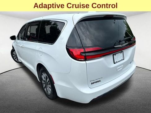 Used 2022 Chrysler Pacifica Touring-L FWD image 7