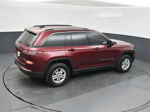 Used 2023 Jeep Grand Cherokee Laredo image 30