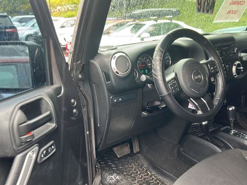 Used 2018 Jeep Wrangler Unlimited Rubicon w/ Connectivity Group AWD/4WD image 8