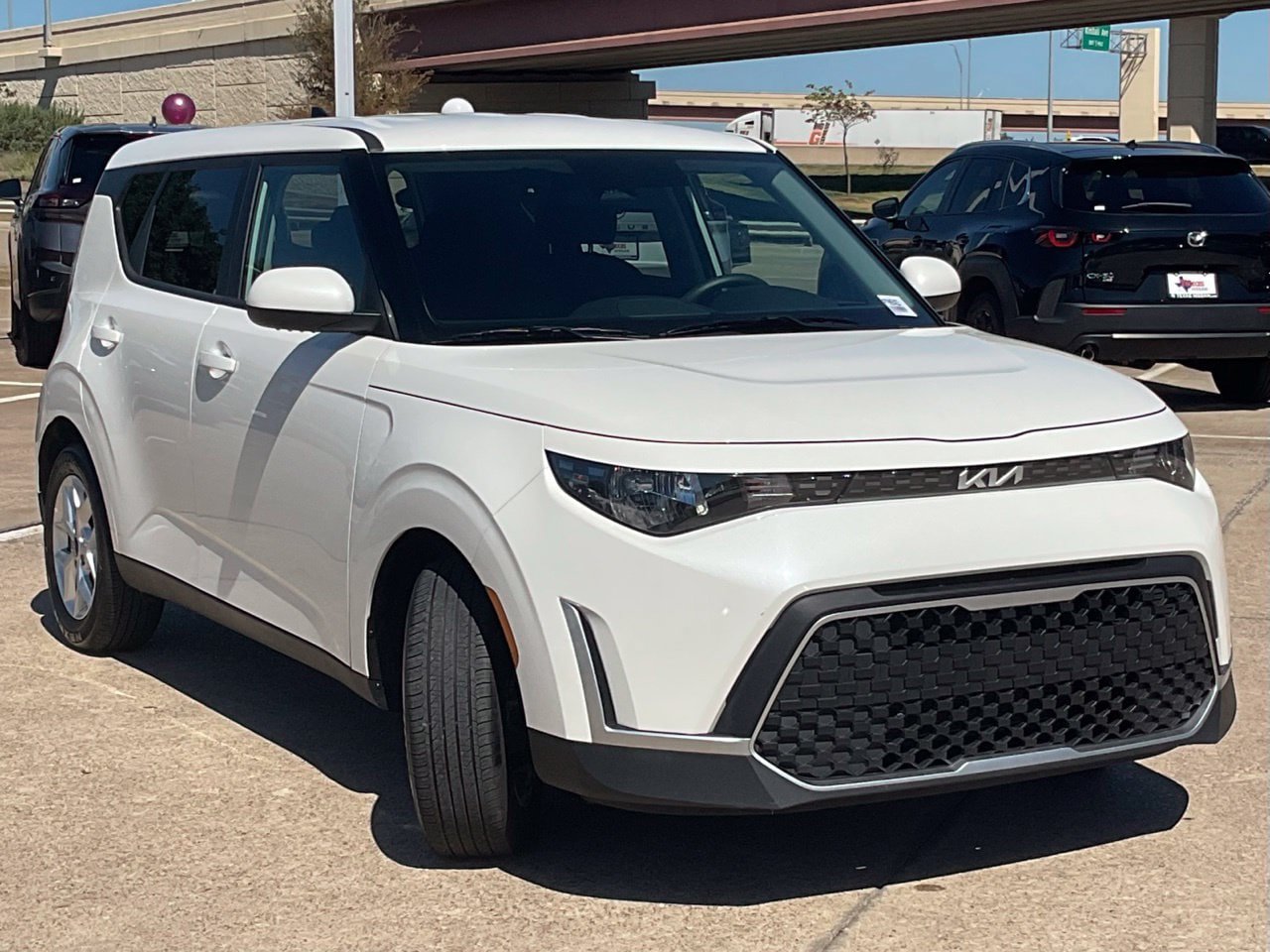 Used 2025 Kia Soul LX w/ LX Technology Package FWD image 3