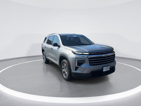 Used 2025 Chevrolet Traverse LT AWD/4WD image 2