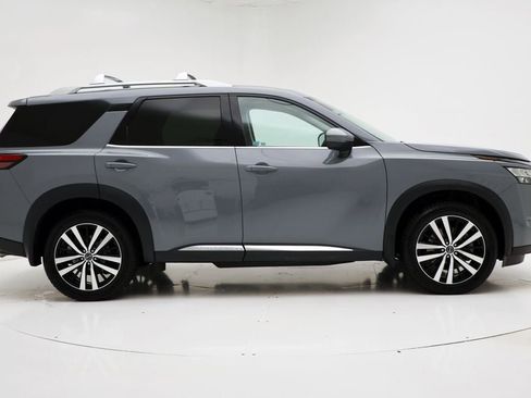 Used 2024 Nissan Pathfinder Platinum image 3