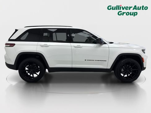 Used 2025 Jeep Grand Cherokee Limited w/ Black Appearance Package image 10