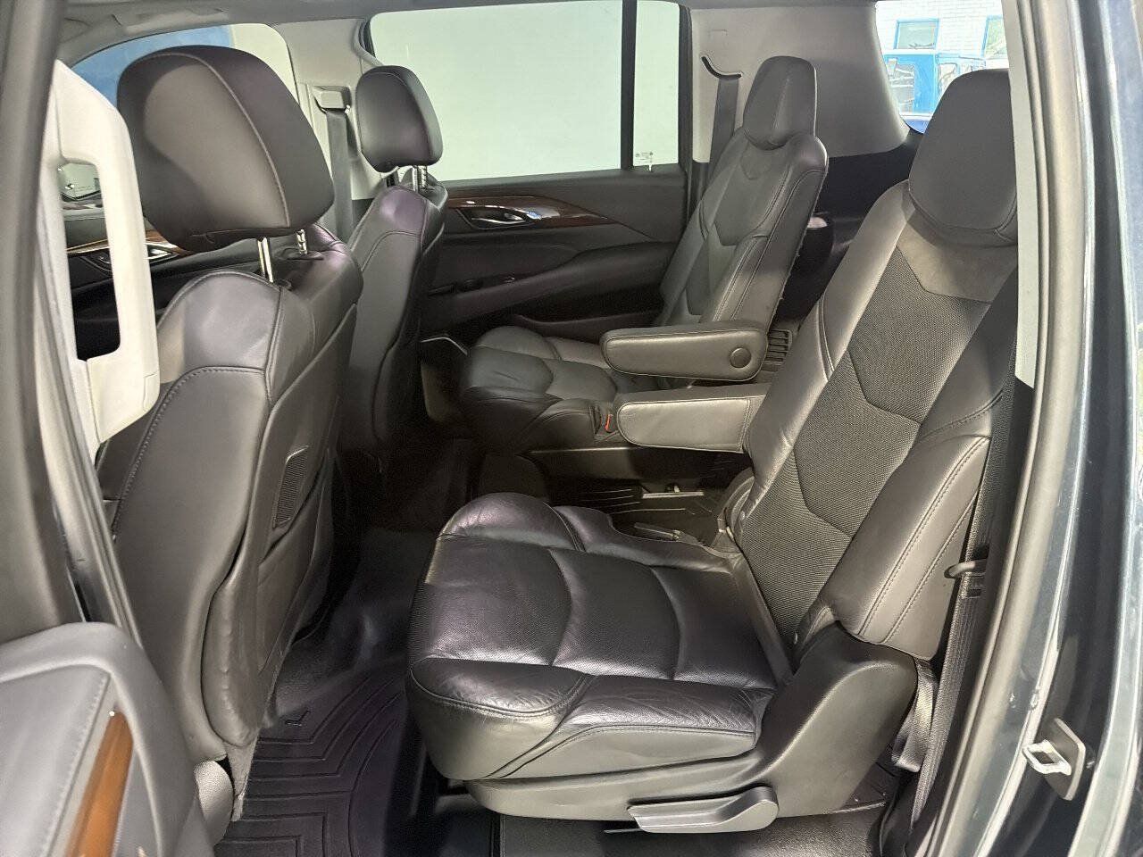 Used 2020 Cadillac Escalade ESV Premium Luxury AWD/4WD image 18