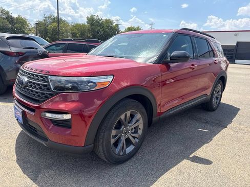 Used 2023 Ford Explorer XLT w/ Equipment Group 202A RWD image 3