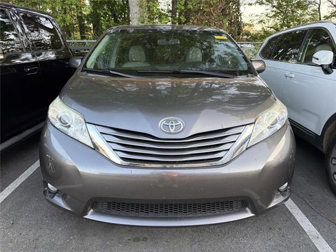 Used 2015 Toyota Sienna XLE w/ XLE Navigation Package image 2