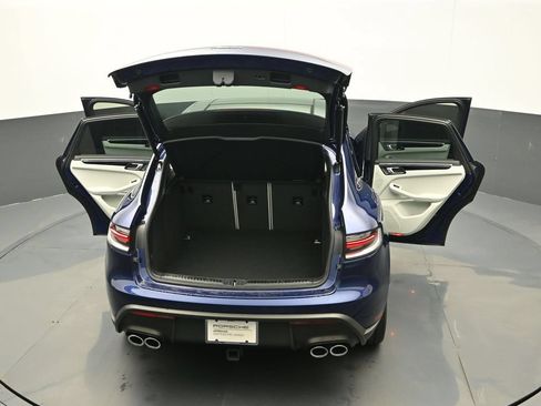 Certified 2025 Porsche Macan AWD/4WD image 28