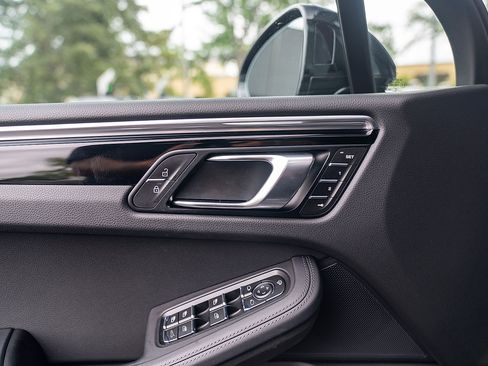 Certified 2025 Porsche Macan image 16