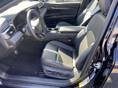 Used 2025 Toyota Camry SE FWD image 17