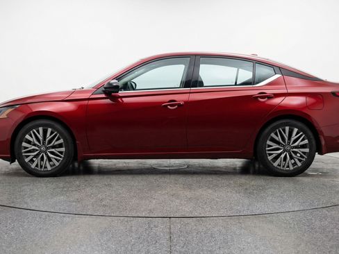 Used 2025 Nissan Altima 2.5 SV FWD image 5