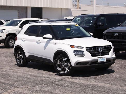 Used 2026 Hyundai Venue SEL FWD image 2