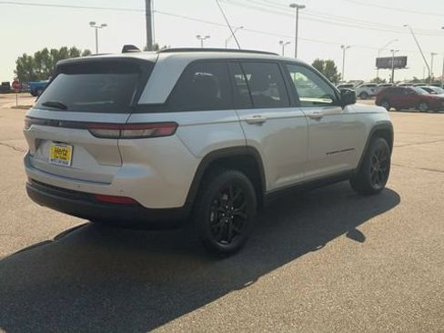Used 2024 Jeep Grand Cherokee Altitude AWD/4WD image 8