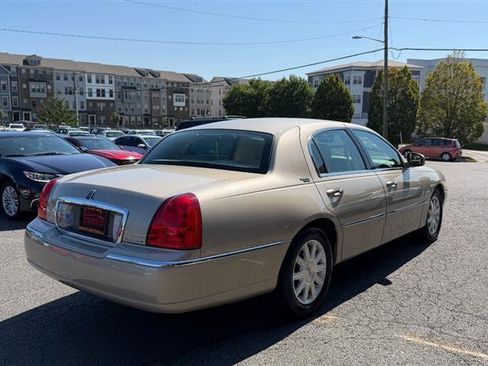 Used 2011 Lincoln Town Car Signature Limited RWD image 12