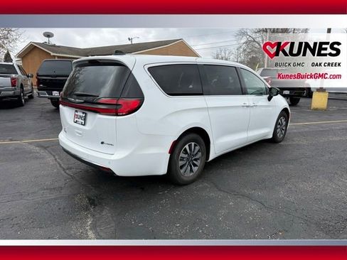 Used 2024 Chrysler Pacifica Select FWD image 4