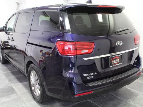 Used 2019 Kia Sedona LX image 4