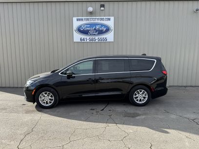 Used 2025 Chrysler Pacifica Select