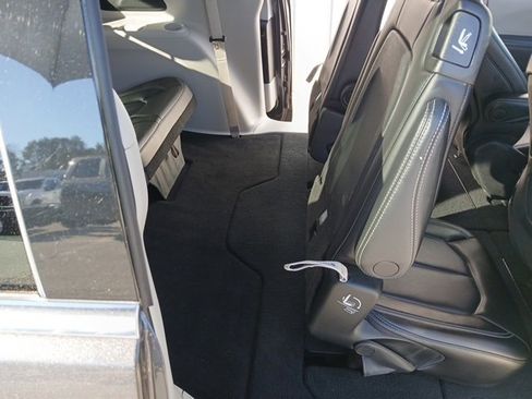 Used 2023 Chrysler Pacifica Touring-L image 13