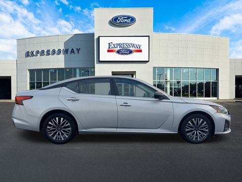 Used 2024 Nissan Altima 2.5 SV image 5