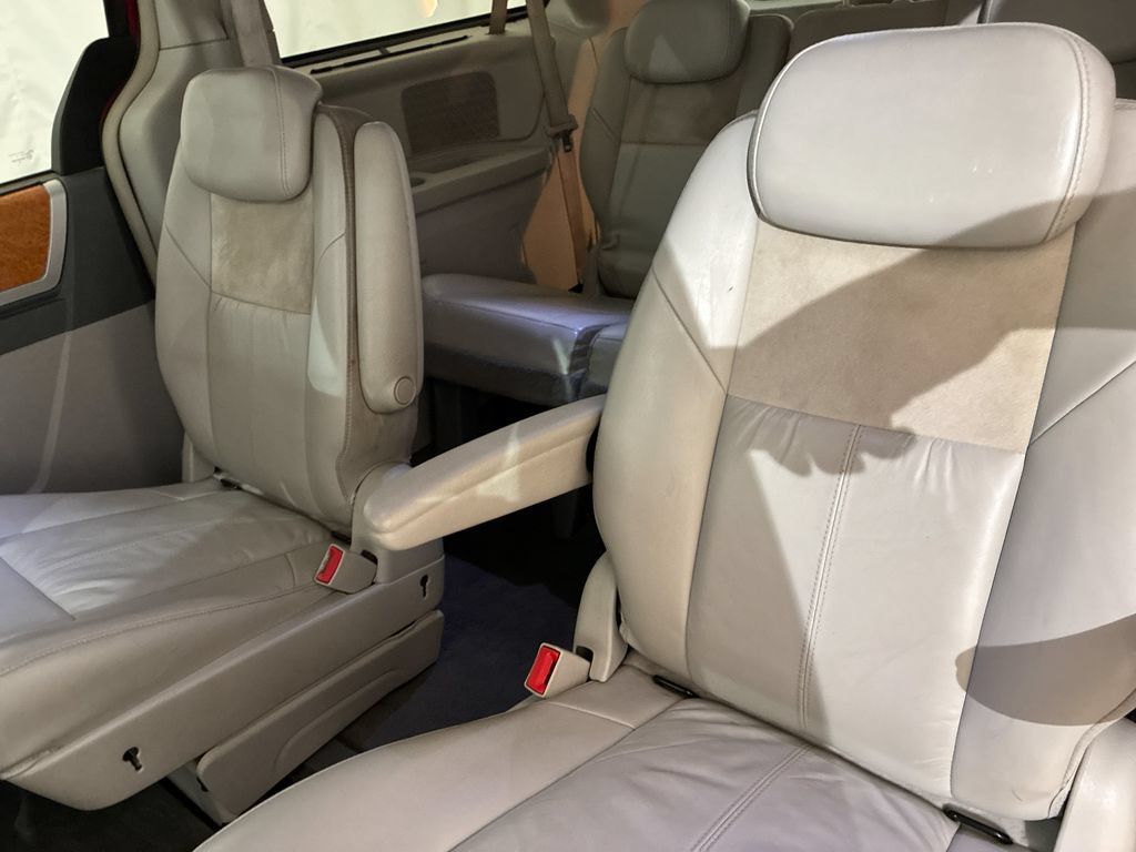 Used 2010 Chrysler Town & Country Limited w/ Entertainment Group #3 FWD image 9