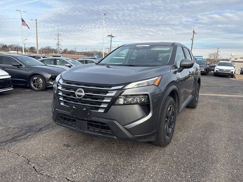 Used 2024 Nissan Rogue SV image 1